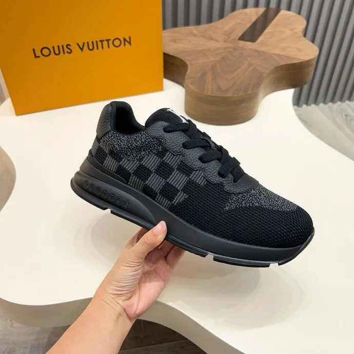 💰 640LV latest sneakers! Select high-quality Monogram fly-knit fabric and have a square logo on the upper, highlighting the fashion of the 2025 men's series. The high-end and elegant upper made of absorbent film material collides with the dynamic ultra-light sole for texture, and the Louis Vuitton logo embellishes the back and outsole of the shoe.    SIZE 39-45 (38, 46 customized)